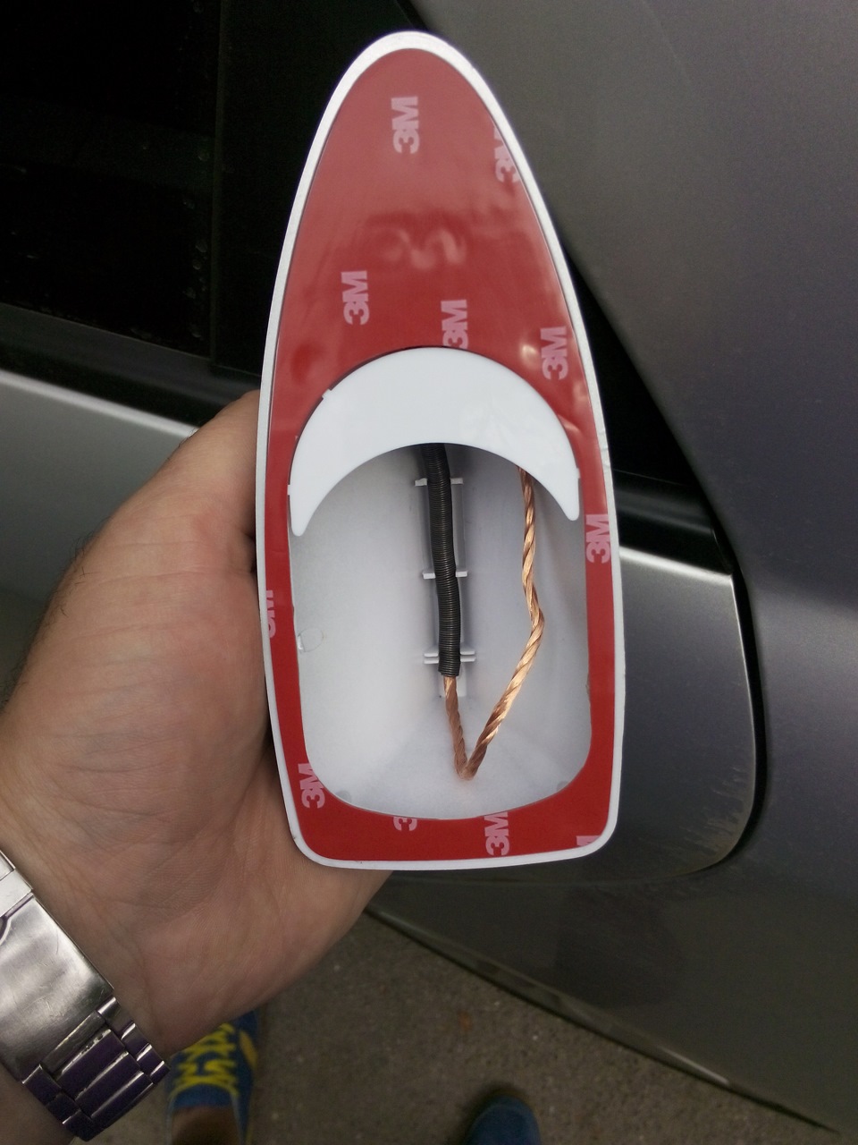 Антенна на крышу volkswagen tiguan 2010 года. Как снять антенну плавник. Как снять антенну плавник. Антенна акулий плавник hyundai. Акулий плавник на бмв е87.