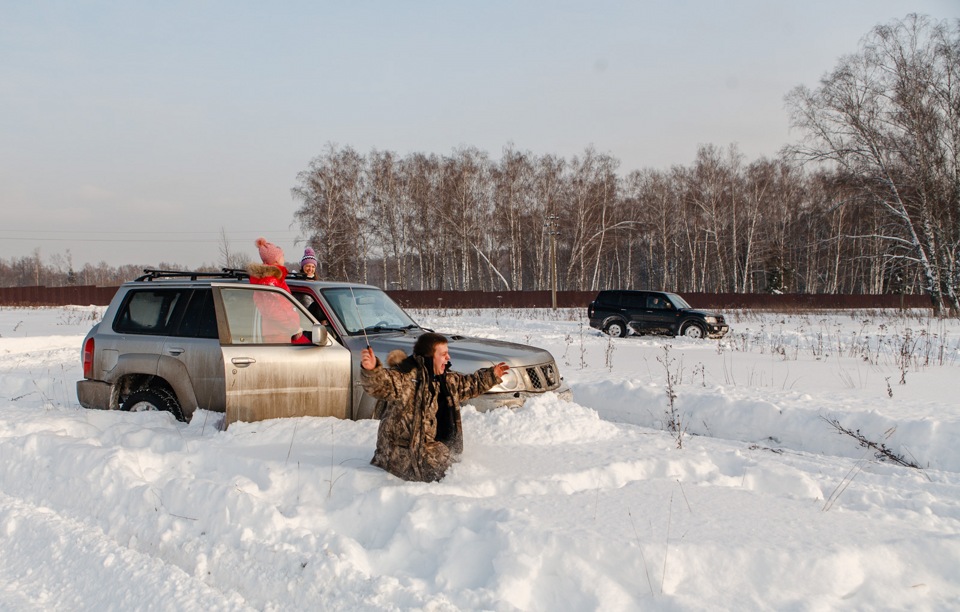 священник освящает автомобиль. осветить автомобиля. машина в проруби. крещение машины.
