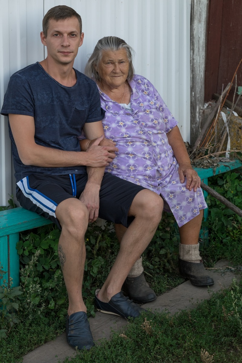 Внуки деревне. Деревенская бабушка и внук. Бабушка с внуками в деревне. Внук в деревне. Бабуля и внук в деревне.