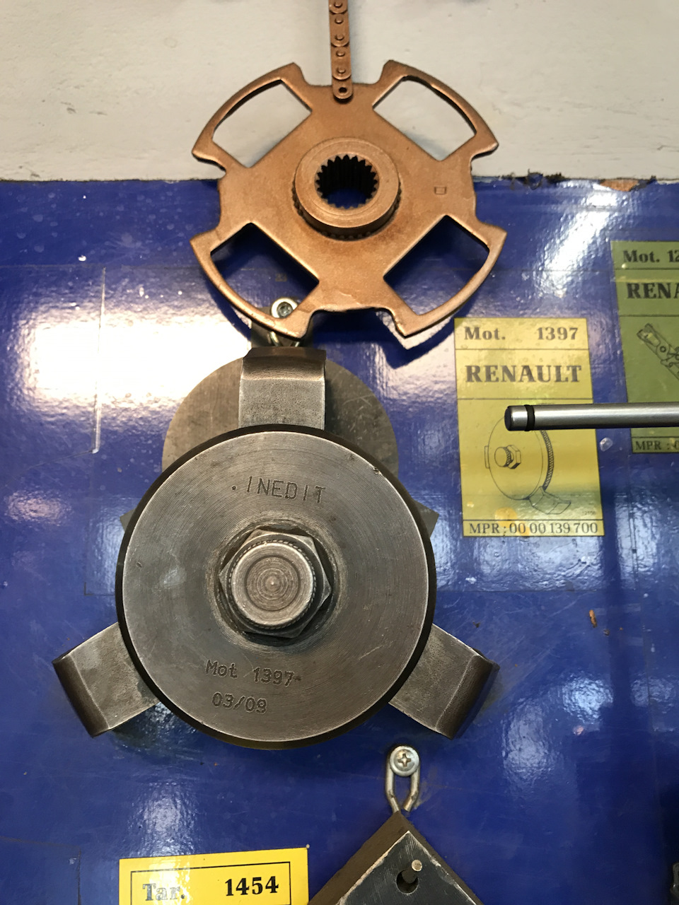 Кусочек стенда с инструментом — Renault Megane III. Запчасти на фото: 0000139700