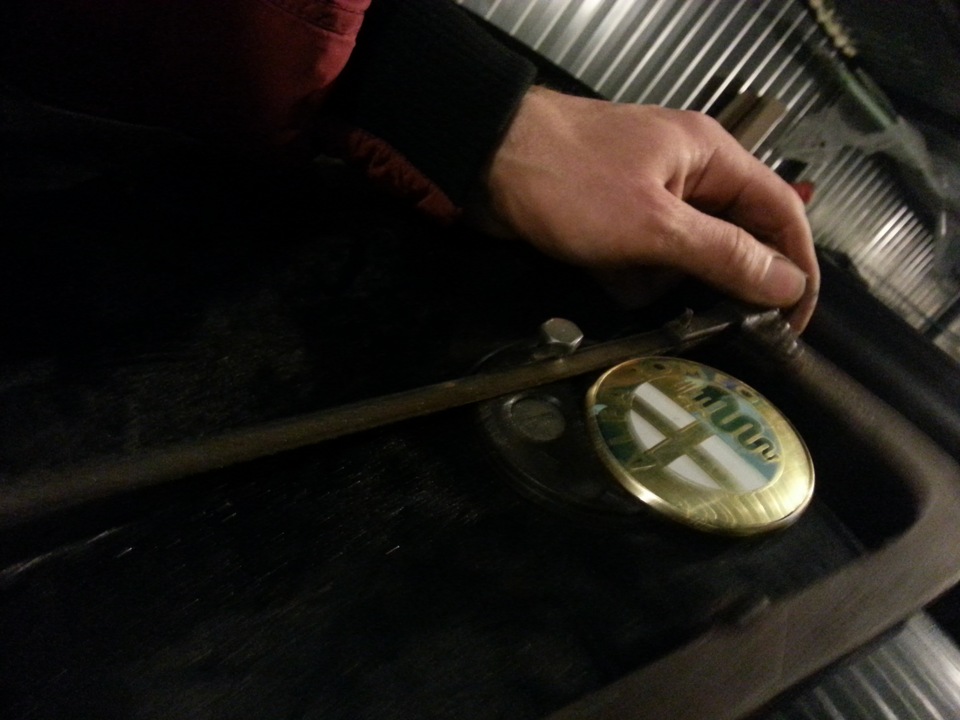 Замена заклепок и болтов замка багажника. — Alfa Romeo 156, 1,8 л, 1999 ...