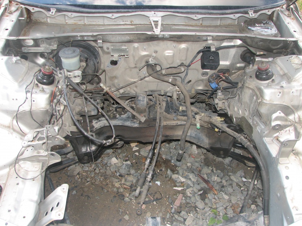 Без двигателя. Honda Prelude 5 подкапотное пространство. Подкаплтка Хонда концнрто. Подкапотное пространство lx470. Honda Concerto подкапотное.