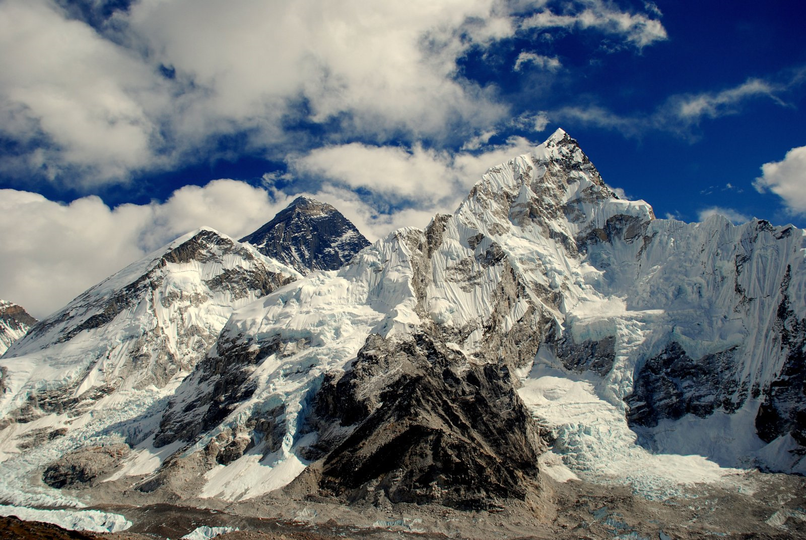 Склоны гималаев. Тибет Эверест Гималаи. Горная цепь Гималаи. Непал Гималаи. Горный массив в Гималаях.
