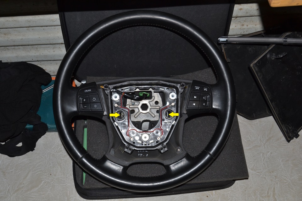 Отщелкиваем пружинки к центру с тыльной стороны — Volvo S80 (2G)