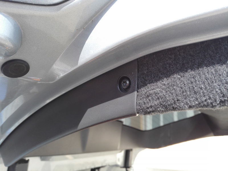 Выкручиваем винты по-бокам — Volvo XC70 III