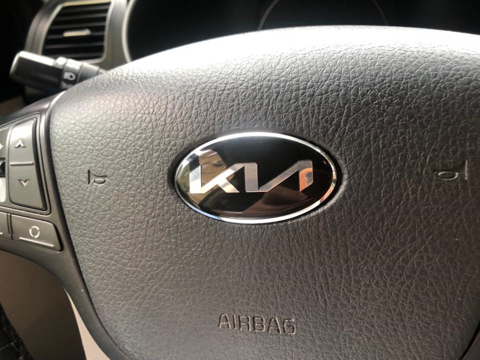 7 Заменил эмблемку на руле! — KIA Sorento (2G)