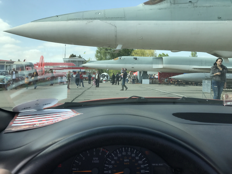 Приехав на 4-й день фестиваля в понедельник, я увидел все-то-же-но-уменьшающееся, поэтому и сам в середине дня укатил домой, напоследок проехавшись с открытой крышей прямо под носами стратегических бомбардировщиков. — Pontiac Firebird (4G). Запчасти на фото: SO6071