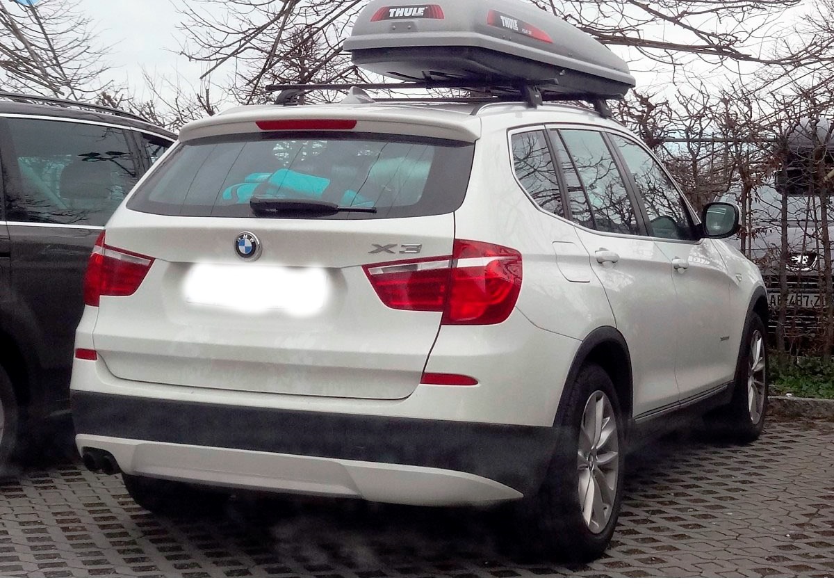 Бмв х3 багажник. BMW x3 Thule. BMW f25 Thule. BMW f25 багажник на крышу. Багажник на крышу BMW x3 f25 2015.