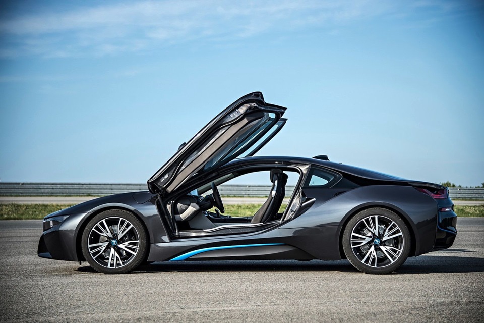 Модель спортивного автомобиля. BMW i8 2023. БМВ спорткар i8. BMW i8 2015. BMW i8 2016.