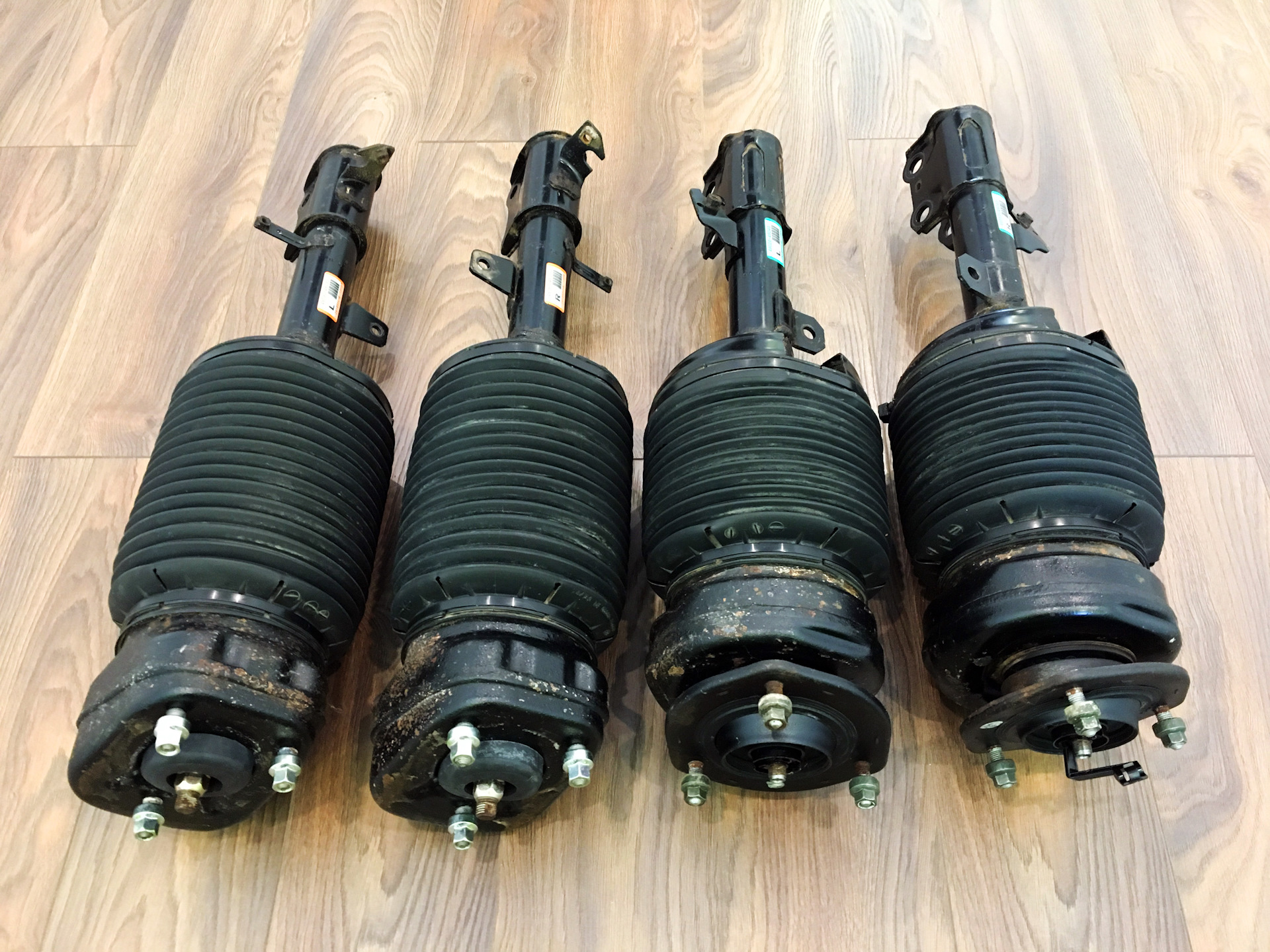 Опора пневмостойки lexus rx350. Пневмостойка лексус рх 350 задняя левая. Пневмостойки rx350. Опора пневмостойки lexus rx350. Пневмостойки на лексус rx350 опора.