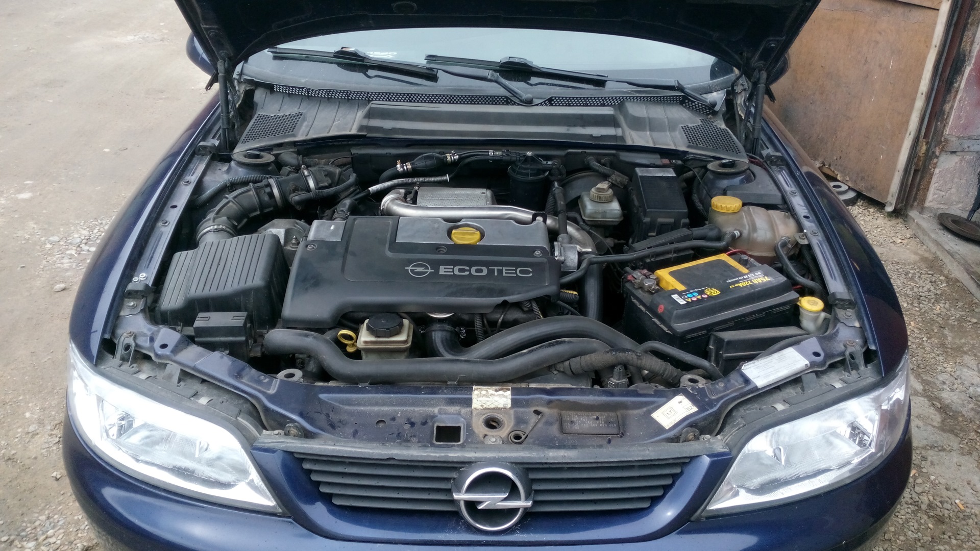 Капот опель вектра б. Opel Vectra под капотом. Opel Vectra b под капотом. Опель Вектра 1998 под капотом. Opel Vectra 1.6 под капотом.