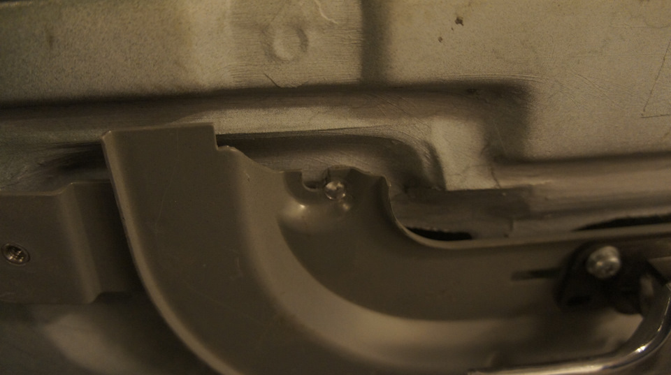 Но одно отверстие немного не совпало с оригинальной деталью, решил не парится и просто просверлил новое отверстие в ручке, не новую же закладную мастерить. — УАЗ Patriot