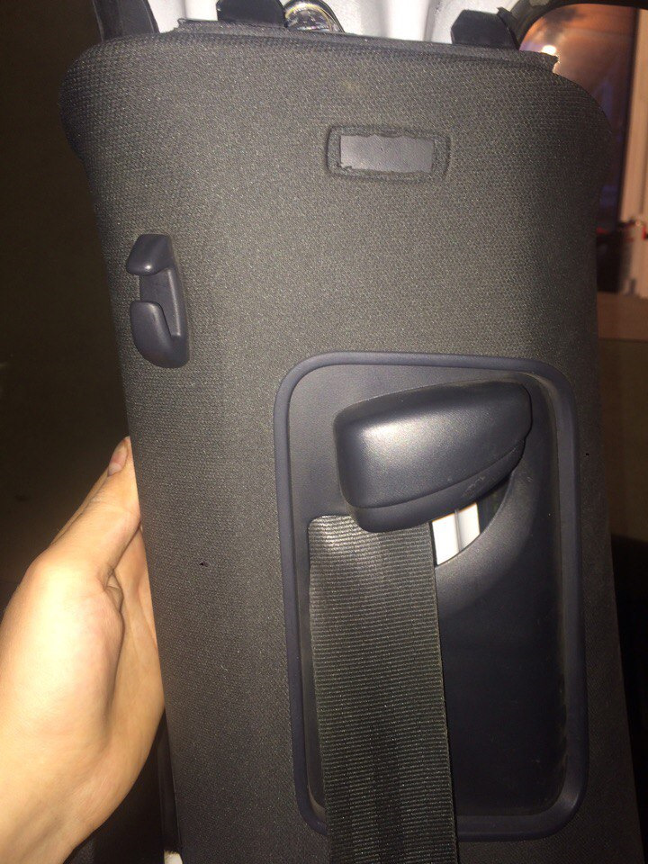 Ремни безопасности плохо возвращаются что делать. e5bdbdes 960. Ремни безопасности плохо возвращаются что делать фото. Ремни безопасности плохо возвращаются что делать-e5bdbdes 960. картинка Ремни безопасности плохо возвращаются что делать. картинка e5bdbdes 960. Ремень безопасности с пассажирской стороны стал еще хуже возвращаться обратно после использования. Когда пассажир спереди выходит и отстёгивает ремень, то он потом еще какое то время болтается и вяло — вяло возвращается назад. И проблема тут совсем не в пружине натяжителя и механизма, а в обычном скоплении пыли и грязи на петле внутри обшивки, через которую проходит ремень. Видел тут на Драйве несколько постов на эту тему. Некоторые пол машины разбирают, чтобы добраться до механизма ремней безопасности, снять его, перетянуть пружину и собрать все обратно. Делать этого совершенно не нужно. Тут поможет старая добрая силиконовая смазка. Решение проблемы, к стати, нашел на форуме Меган Клуба. Ремни безопасности плохо возвращаются что делать. e5bdbdes 960. Ремни безопасности плохо возвращаются что делать фото. Ремни безопасности плохо возвращаются что делать-e5bdbdes 960. картинка Ремни безопасности плохо возвращаются что делать. картинка e5bdbdes 960. Ремень безопасности с пассажирской стороны стал еще хуже возвращаться обратно после использования. Когда пассажир спереди выходит и отстёгивает ремень, то он потом еще какое то время болтается и вяло — вяло возвращается назад. И проблема тут совсем не в пружине натяжителя и механизма, а в обычном скоплении пыли и грязи на петле внутри обшивки, через которую проходит ремень. Видел тут на Драйве несколько постов на эту тему. Некоторые пол машины разбирают, чтобы добраться до механизма ремней безопасности, снять его, перетянуть пружину и собрать все обратно. Делать этого совершенно не нужно. Тут поможет старая добрая силиконовая смазка. Решение проблемы, к стати, нашел на форуме Меган Клуба.