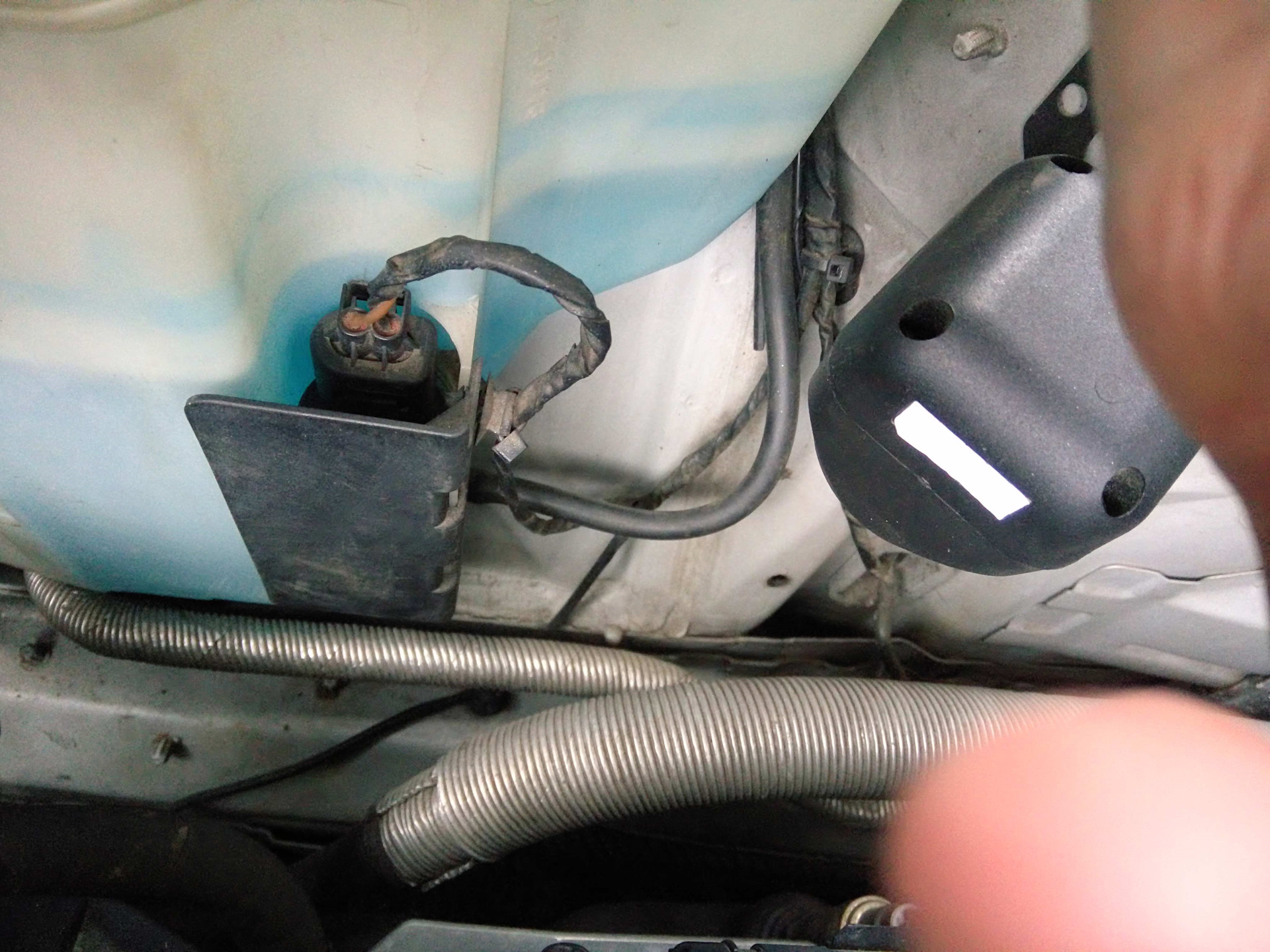 перестал работать омыватель стекол. моторчик стеклоомывателя заднего и лобового стекла на rapid 2017. бочонок омывателя лобового приора-2. моторчик омывателя лобового стекла гранта. чайзер 100 предохранителей омывателя лобового.