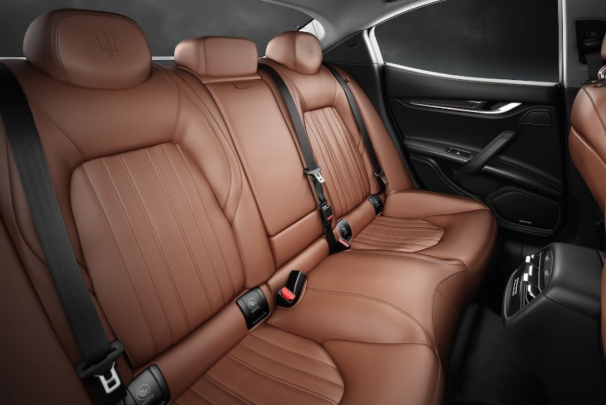 Усередині Ghibli надає пасажирам усі переваги затишного та розкішного інтер'єру. Не відволікаючись від краси ліній автомобіля, довга колісна база дає водієві та пасажирам один із самих просторих інтер'єрів в категорії спортивних седанів. Сидіння, оббиті м'якою шкірою, мають сервопривід та закриті форми, що підкреслюють спортивний вигляд інтер'єру, гарантуючи при цьому першокласний комфорт. — Maserati Ghibli III