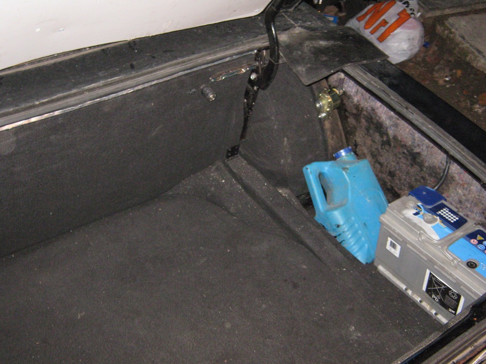 Аккумулятор в багажник сайбер. Какой аккумулятор в багажник. Гольф 4 второй акб в багажник. Акб в багажник 2107. Mercedes 2006 аккумулятор в багажник.