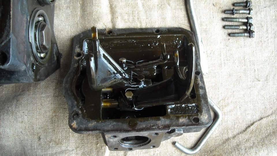 крышка кпп уаз 4 ступка. крышка на унитаз збока. сиденье для унитаза с микролифтом. крышка для унитаза. крепление для ободка унитаза.