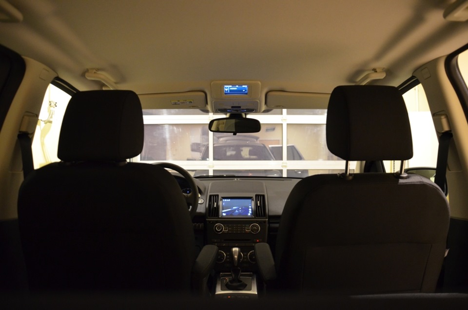 Зеркало 2 экранами. Антенна Land Rover Freelander 2 штатная. Land Rover Freelander 2 штатная мультимедиа. Подголовники с мониторами Фрилендер 2. Монитор Freelander 2 штатный на потолок.