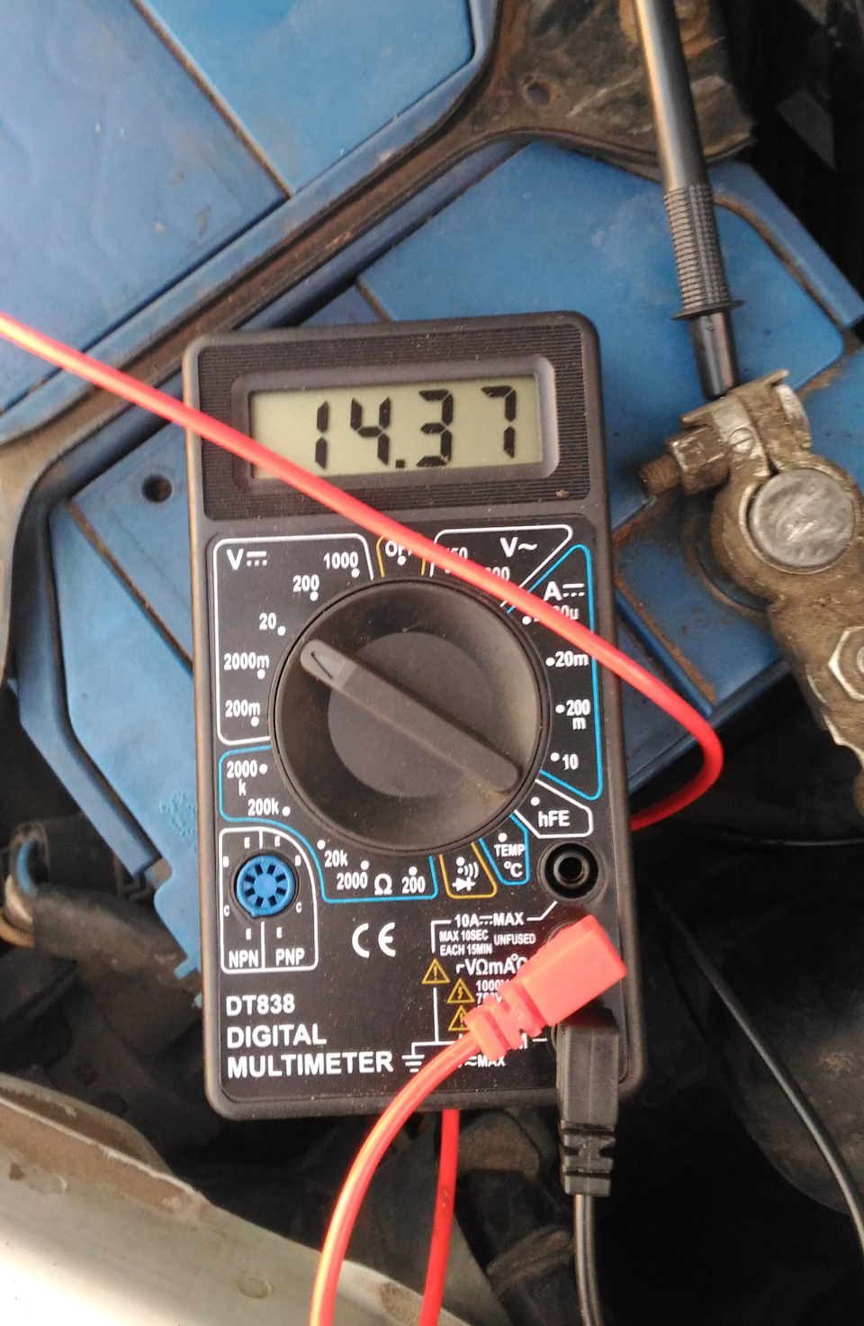 Напряжения мультиметр ваз 2110. Диагностика акб автомобиля. Как проверить датчик абс мультиметром аутлендер хл. Как проверить работоспособность фары. Замер утечки акб мультиметром.