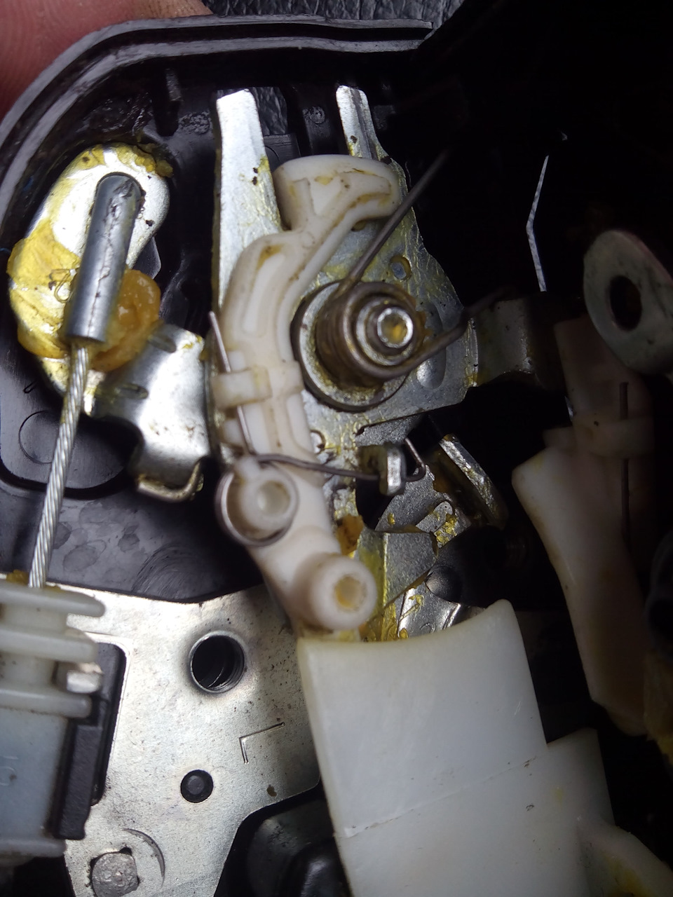 Пружина на месте и все работает, собираем… — KIA Sorento (2G)