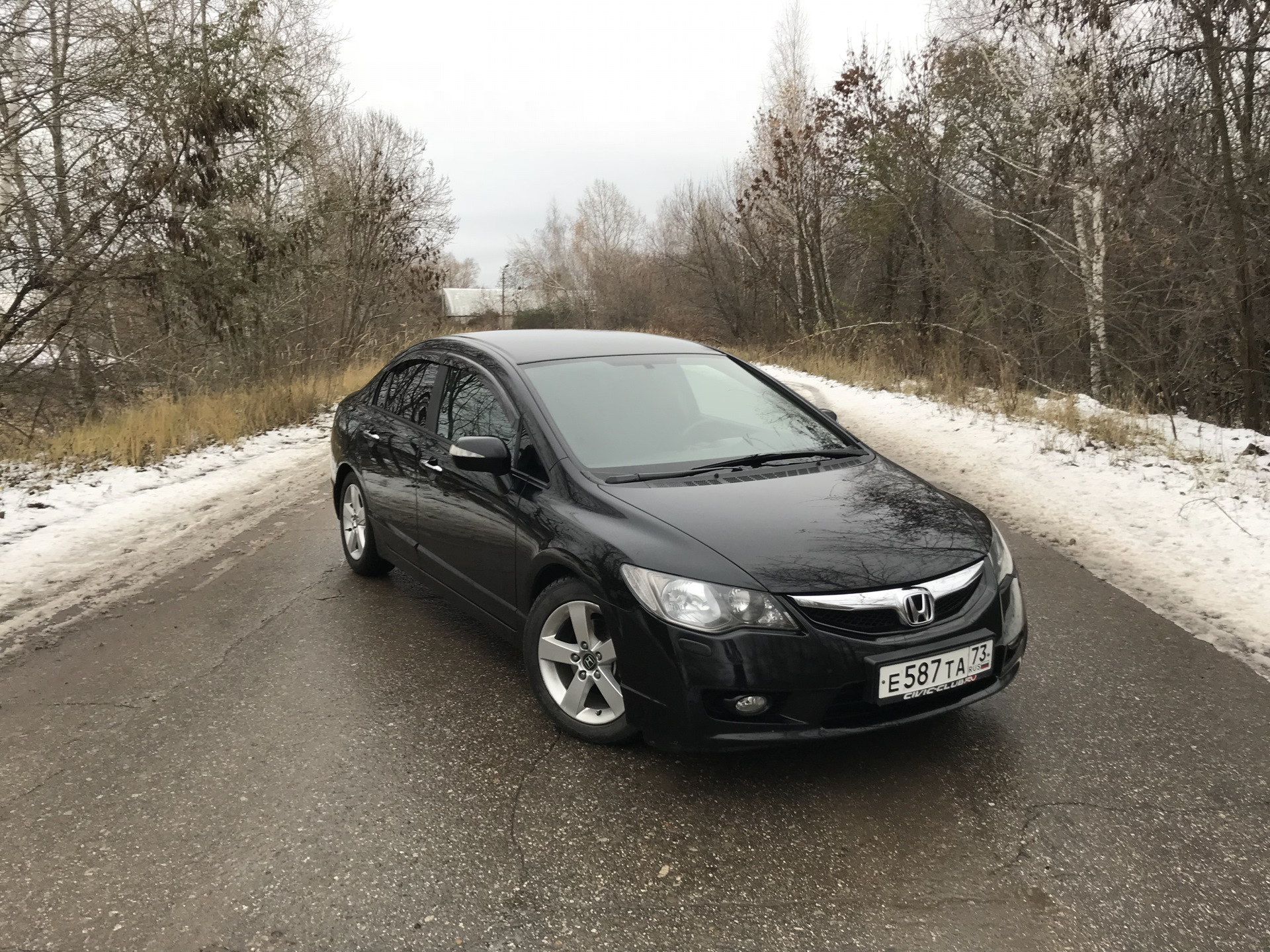 Девушка и Honda Civic 4d