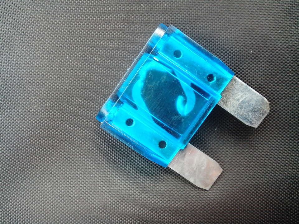 Ну и сам бедняга предохранитель. — Lada 21083