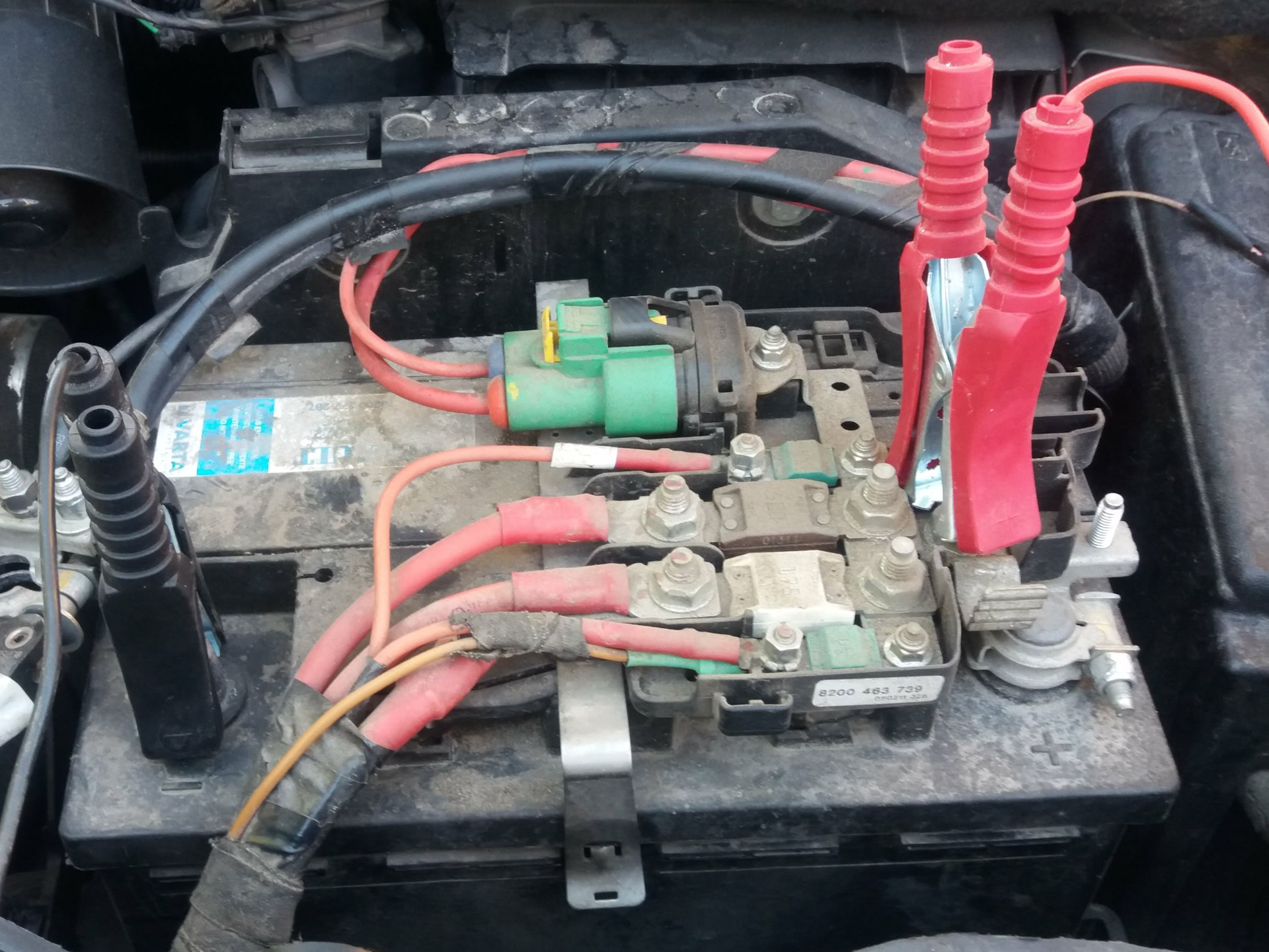 Клемма плюсовая рено логан. Кангу 2 под капотом. Акб рено кангу 1. Акб рено кангу 2012. 4.