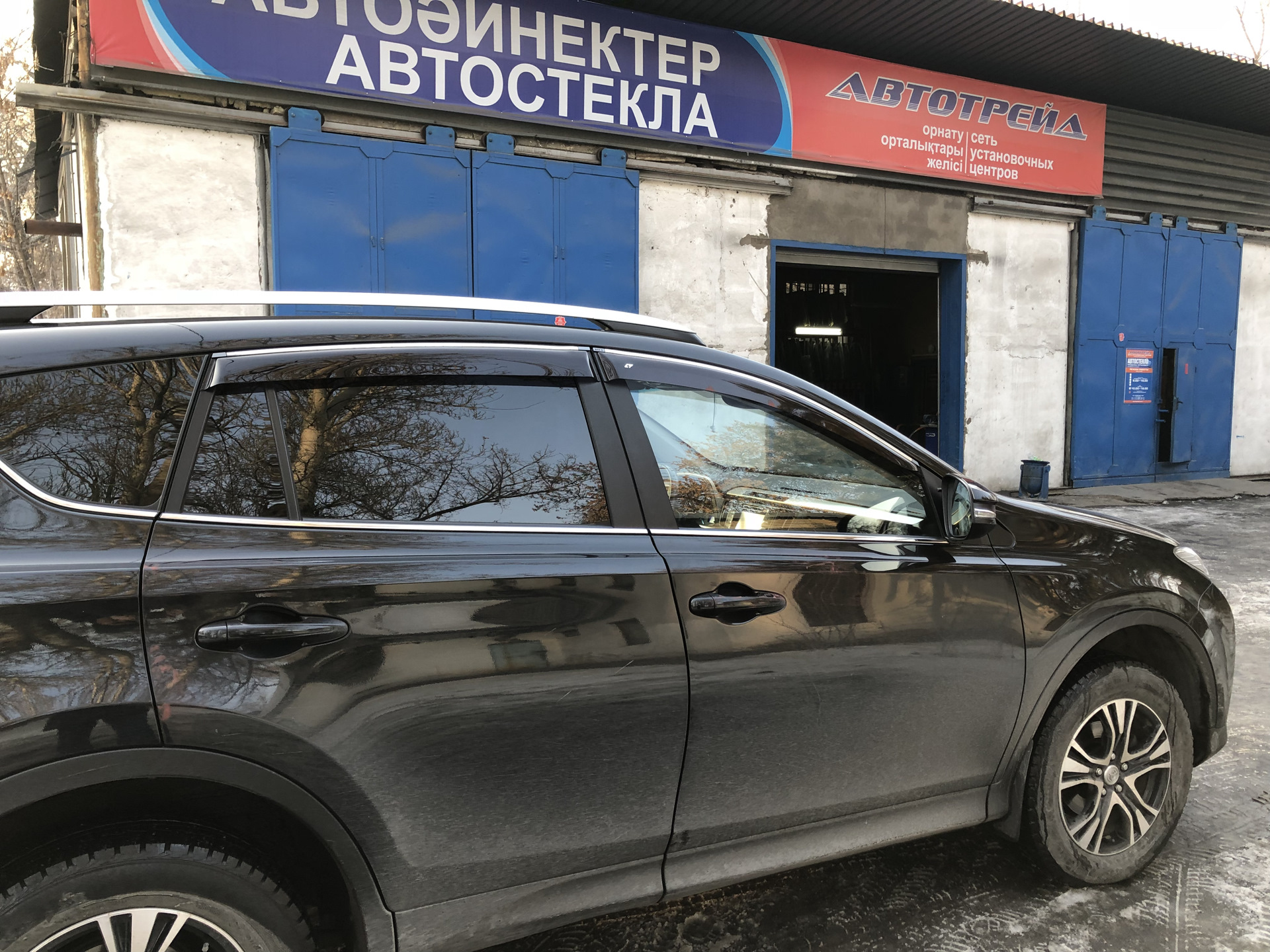 Установлено боковое стекло — Toyota RAV4 (IV), 2,5 л, 2013 года | запчасти  | DRIVE2