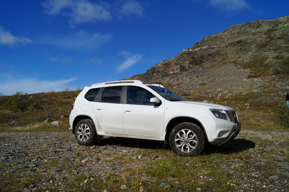 Вверху — то самый домик Дитля — Nissan Terrano III