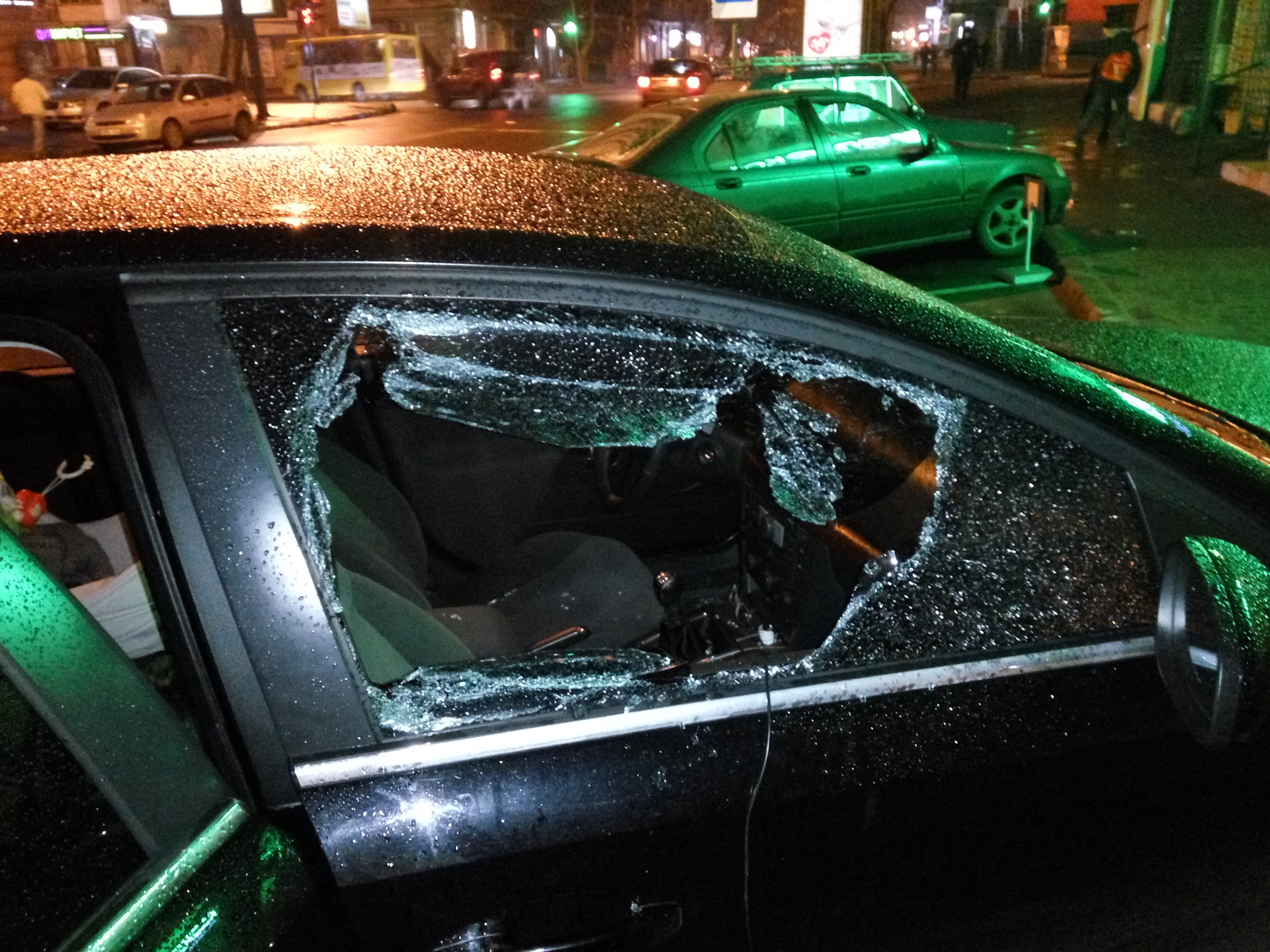 Разбиты окна машин. Разбивает стекло авто. Разбитой стлеко машины. Разбитое автомобильное стекло. Разбитые стекла в машине.