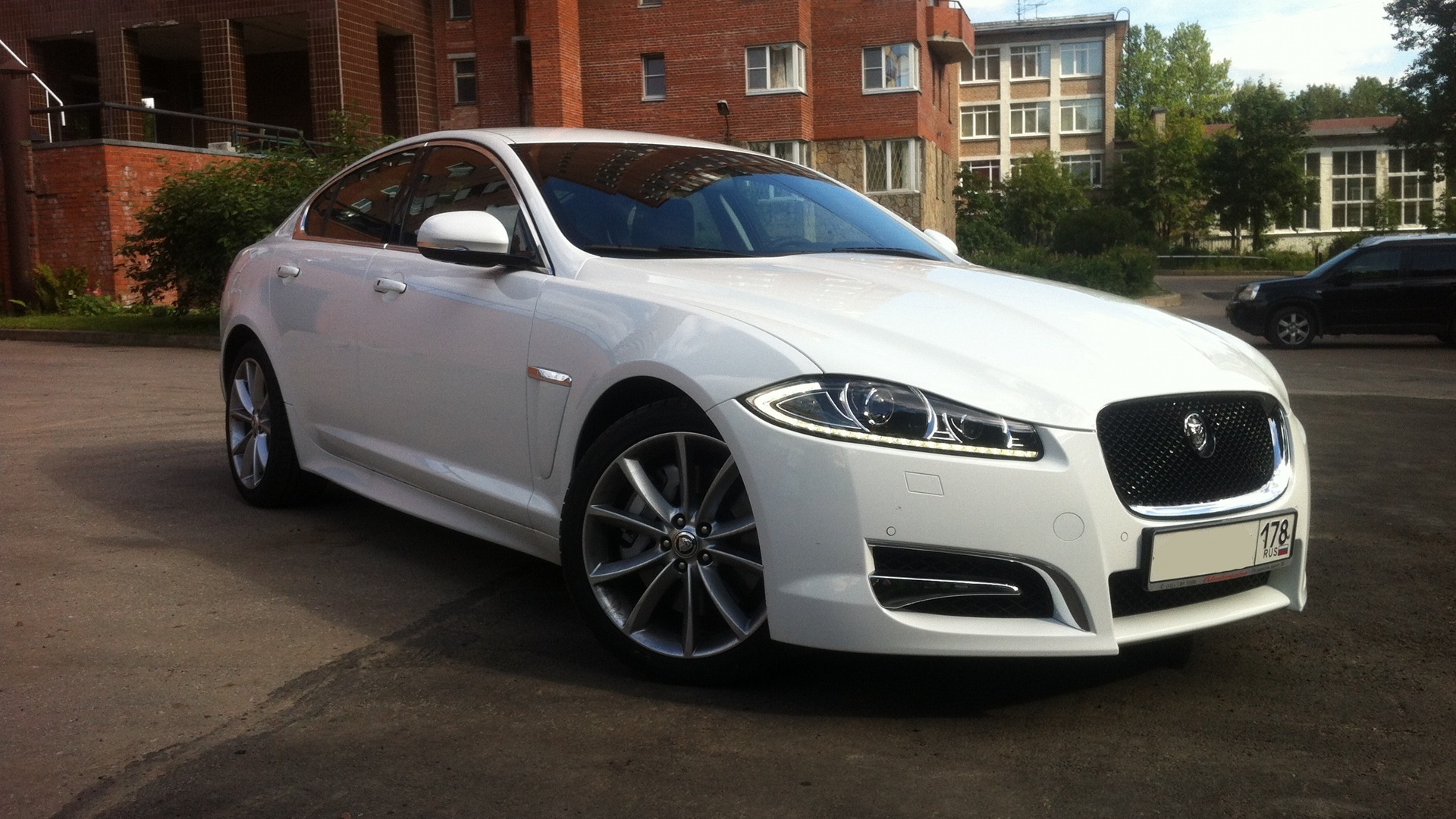 Jaguar XF 2014 белый перламутр