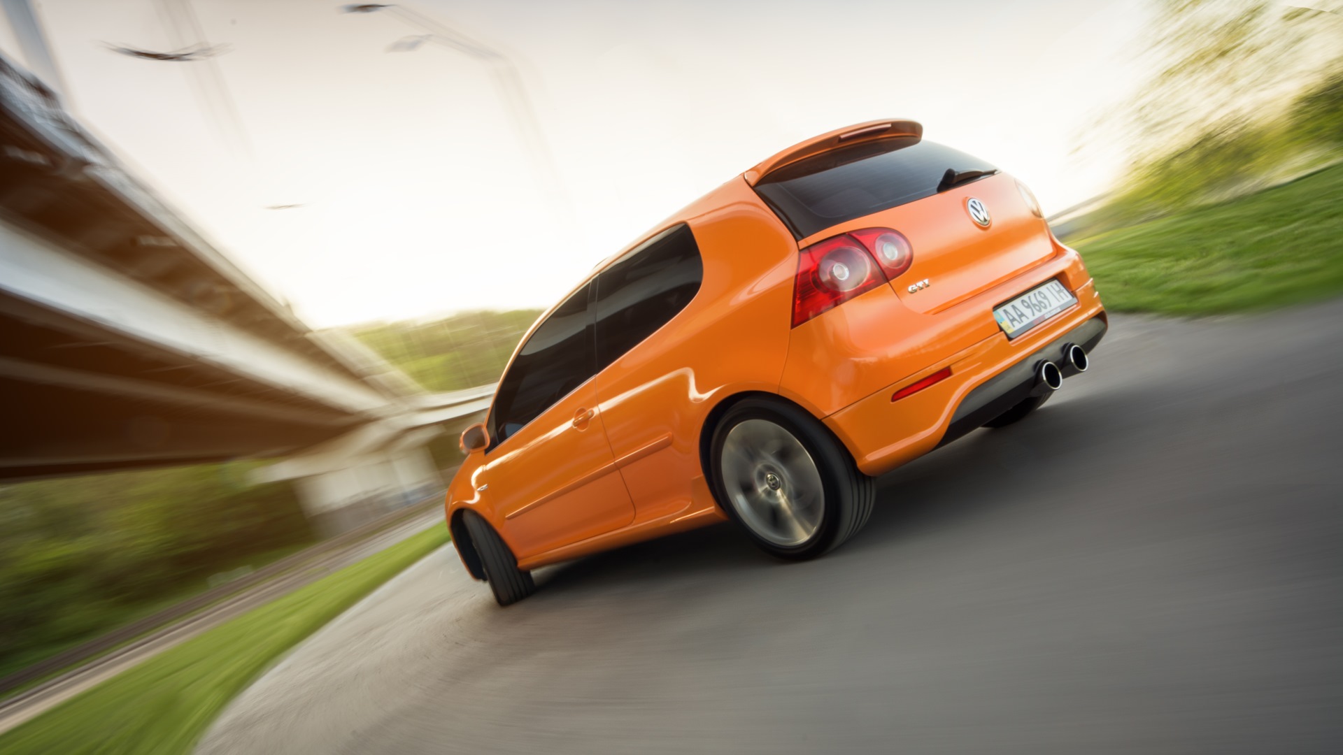 Фольксваген drive. VW Golf 5 GTI Orange. Прикол Фольксваген гольф. Volkswagen Golf Мем. Смешной гольф Фольксваген.