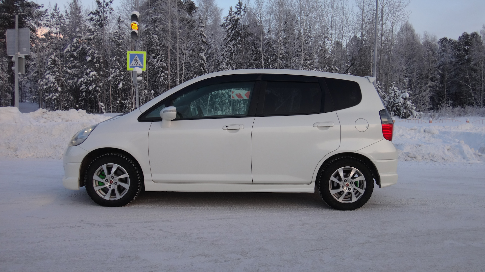 Диски shuttle. Honda Fit 3 проставки. Хонда фит на проставках 2 см. Хонда фит 1 с проставками. Проставки Хонда джаз драйв 2.