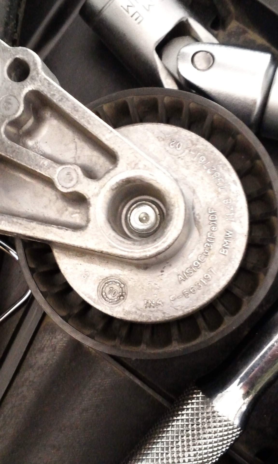 Натяжной ролик на m50 b25. Натяжитель ремня chevrolet cruze 2013 1. Замена муфты генератора рено сценик 1. Ролик ремня генератора рено лагуна. Ролик натижител ремет генератор ровер 400.