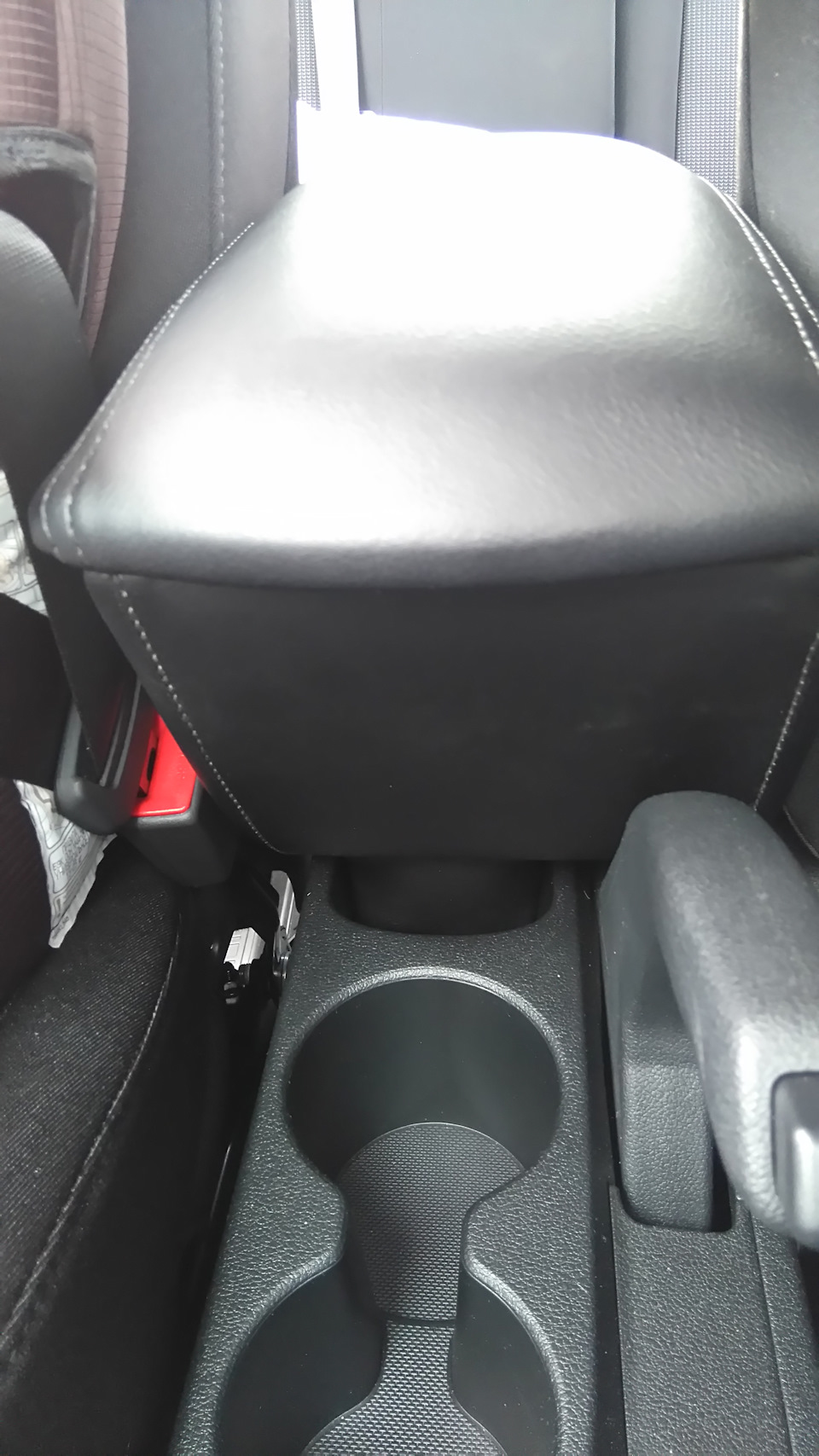 Подлокотник — Hyundai Solaris (2G), 1,4 л, 2017 года | аксессуары | DRIVE2
