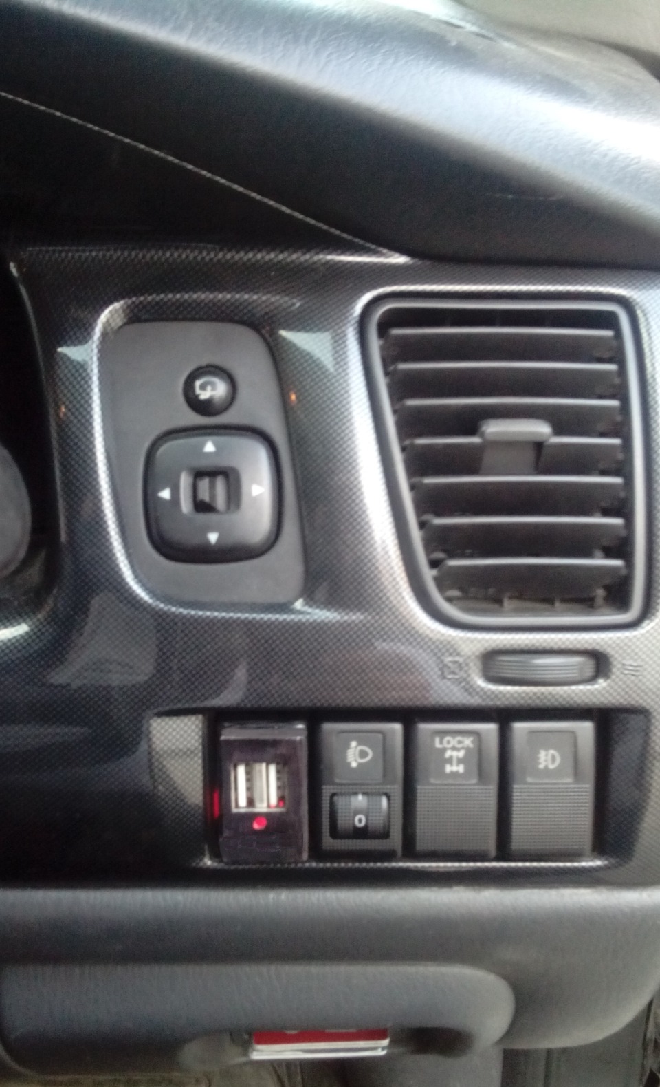 Где находится кнопка deflok mazda mpv 1 USB - порт вместо монетницы (для зарядки гаджетов).04/2016 - Mazda MPV II, 2,3 л