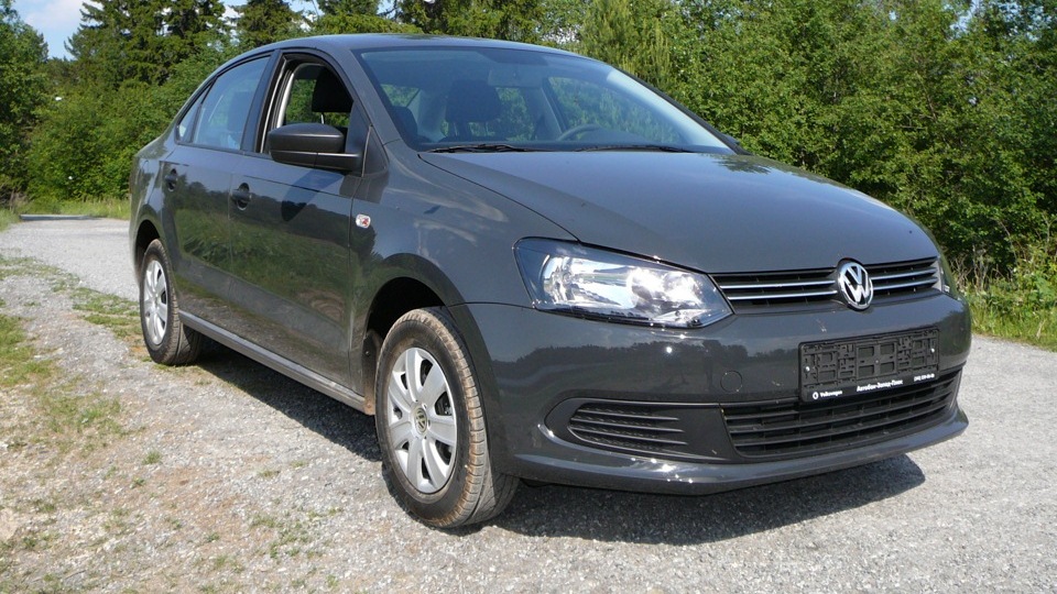 VW Polo sedan серый