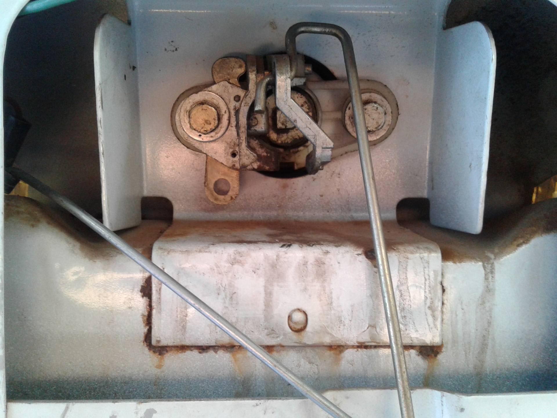 Замок багажника волга 3110. Привод замка багажника газ 31105. Привод открытия багажника газ 3102. Замок багажника волга 31105. Как открыть багажник волги.