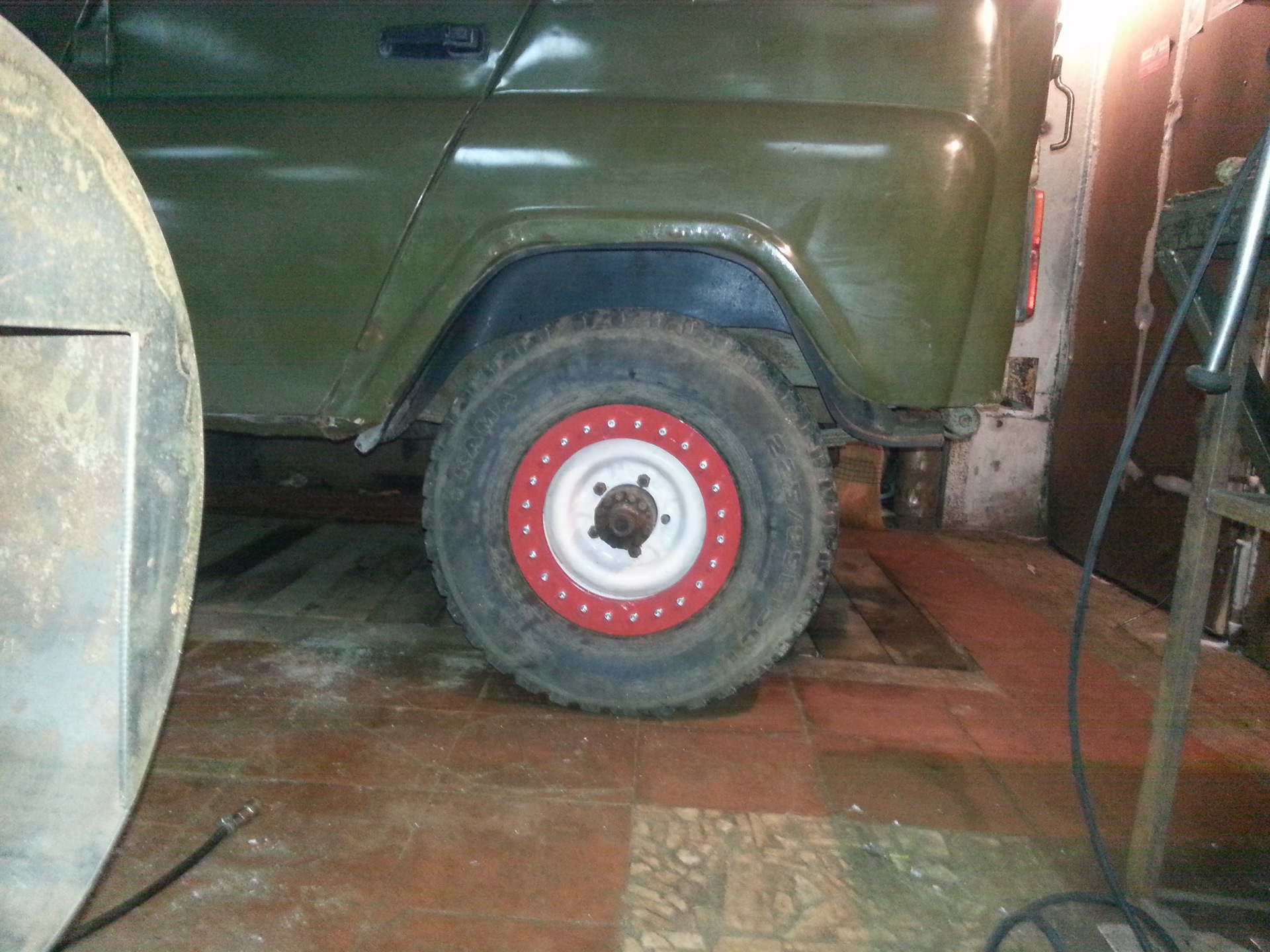 Шины низкого давления на уаз r15. Цепи на уаз r15. Цепи на колеса для уаз 469. Уаз на арочных колесах. Колесная лебедка самовытаскиватель.