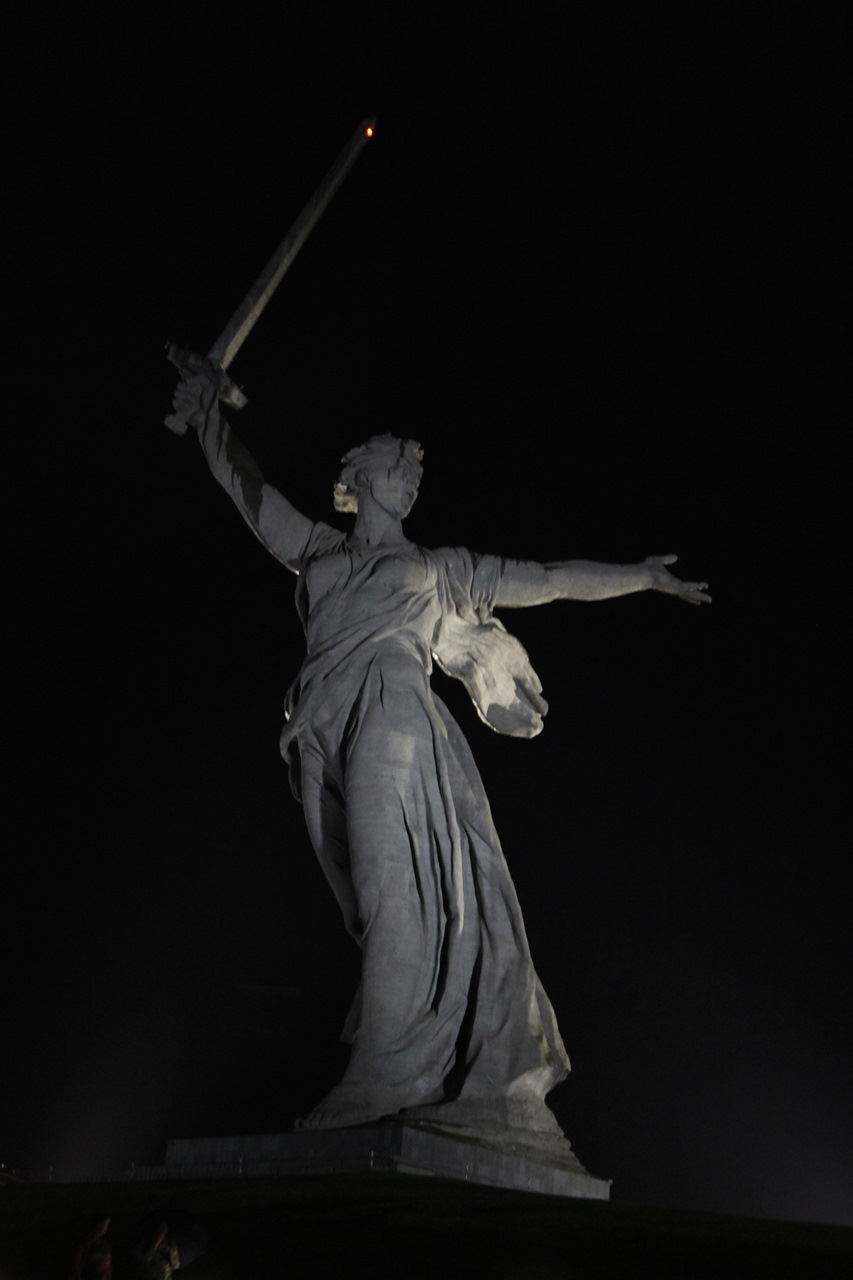 Статуя девушки с мечом. Статуя девушки с мечом. Статуя девушки с мечом. Статуя женщина с мечом. Скульптура с мечом.