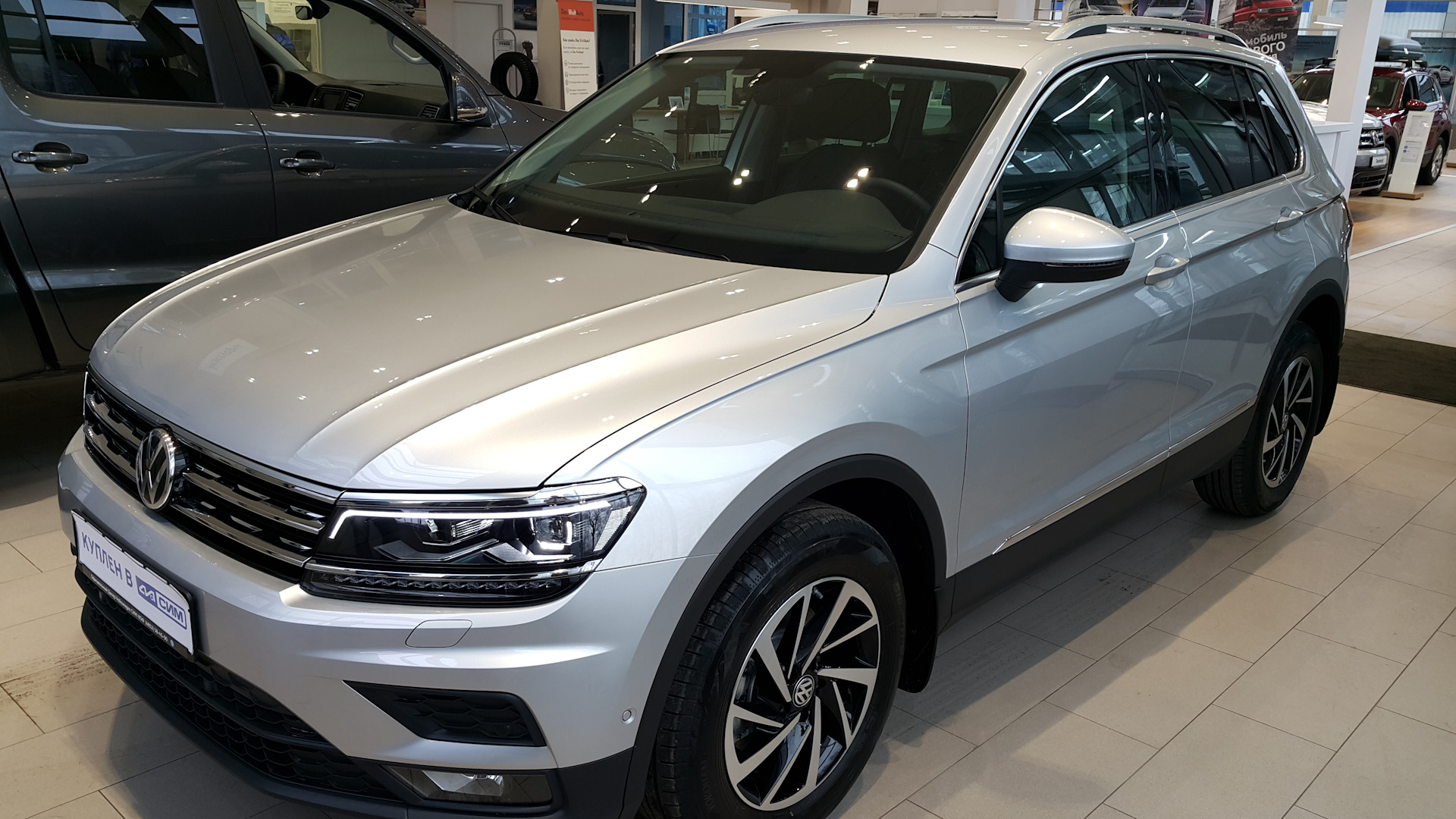 White silver metallic. Volkswagen Tiguan серебристый Tungsten металлик. Volkswagen Tiguan белый металлик. Фольксваген Тигуан серебристый металлик. Серебристый `Tungsten`, металлик Тигуан.