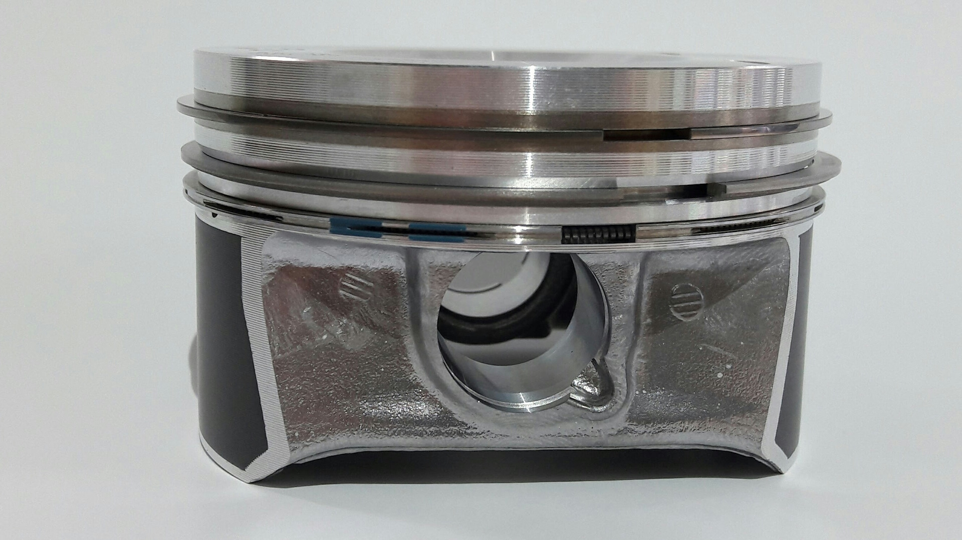 Диаметр поршня 82. Поршни MAHLE 82мм. MAHLE поршень 82.5. MAHLE 033 21 00 поршень, комплект. Поршень VW 82.5.