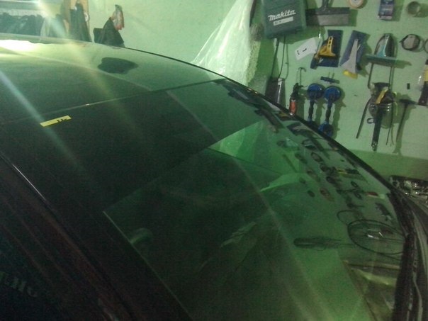 Тонируем заднее стекло, и полосу на лоб) — Toyota Vitz (90), 1 л, 2007 ...