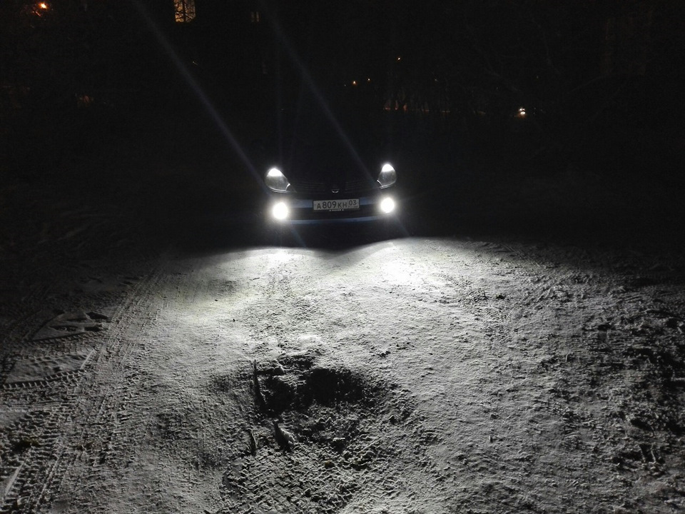 Поставил диодные лампочки в туманки — Nissan Tiida (1G), 1,5 л, 2005 ...