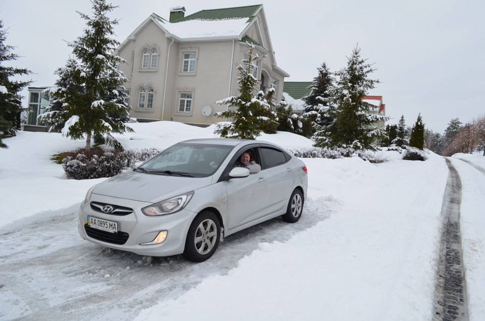 Зима номер. Hyundai Solaris 2012 зима. Солярис белый 2019 зимой. Хендай Солярис 2019 серебристый сзади зимой.