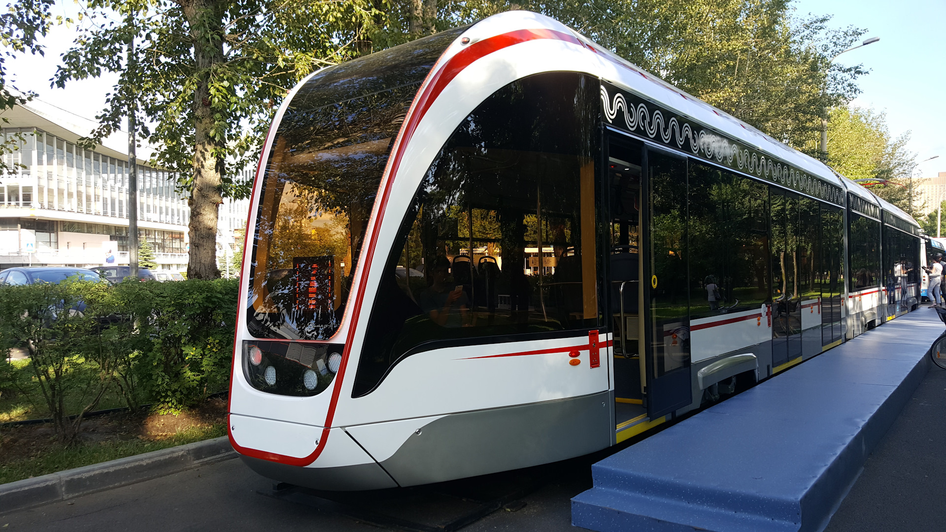 Moscow tram. Новые московские трамваи. Трамвай Витязь Москва. Трамвай Витязь в Челябинске. Новые трамваи в Москве.