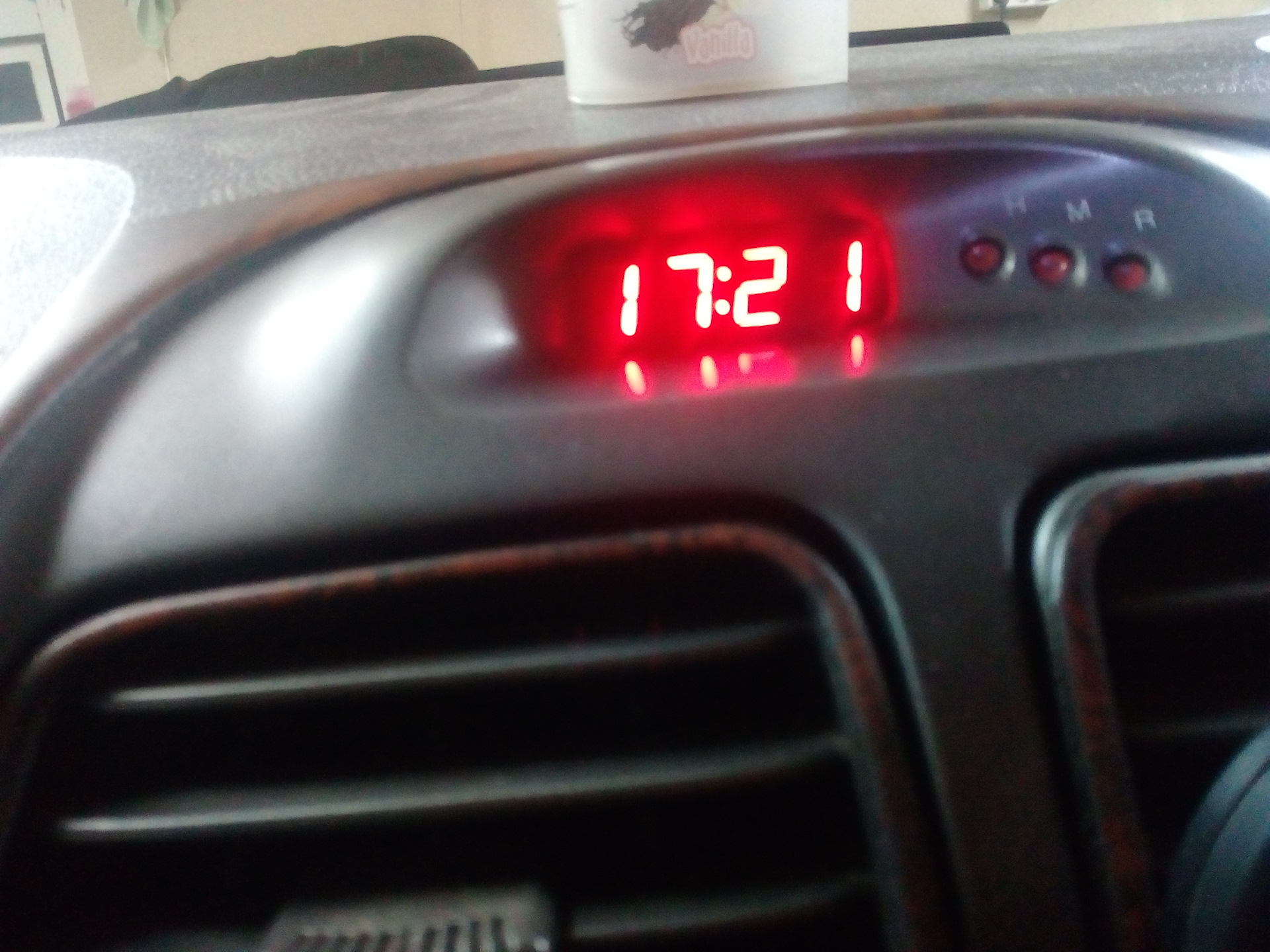 Как настроить часы hyundai. Часы Hyundai Accent. Часы для Hyundai Accent ТАГАЗ. Автомобильные часы для Хендай акцент. Штатные часы на Хендай акцент ТАГАЗ.
