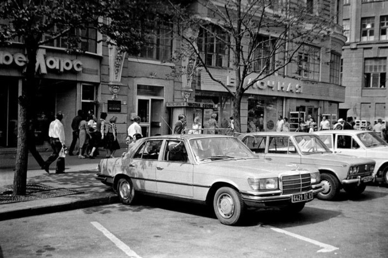 1977 год. Москва 1977. Стоянка авто 80х годов. Мерседес в Москве в 1970-х. Машины 80-х в Москве.