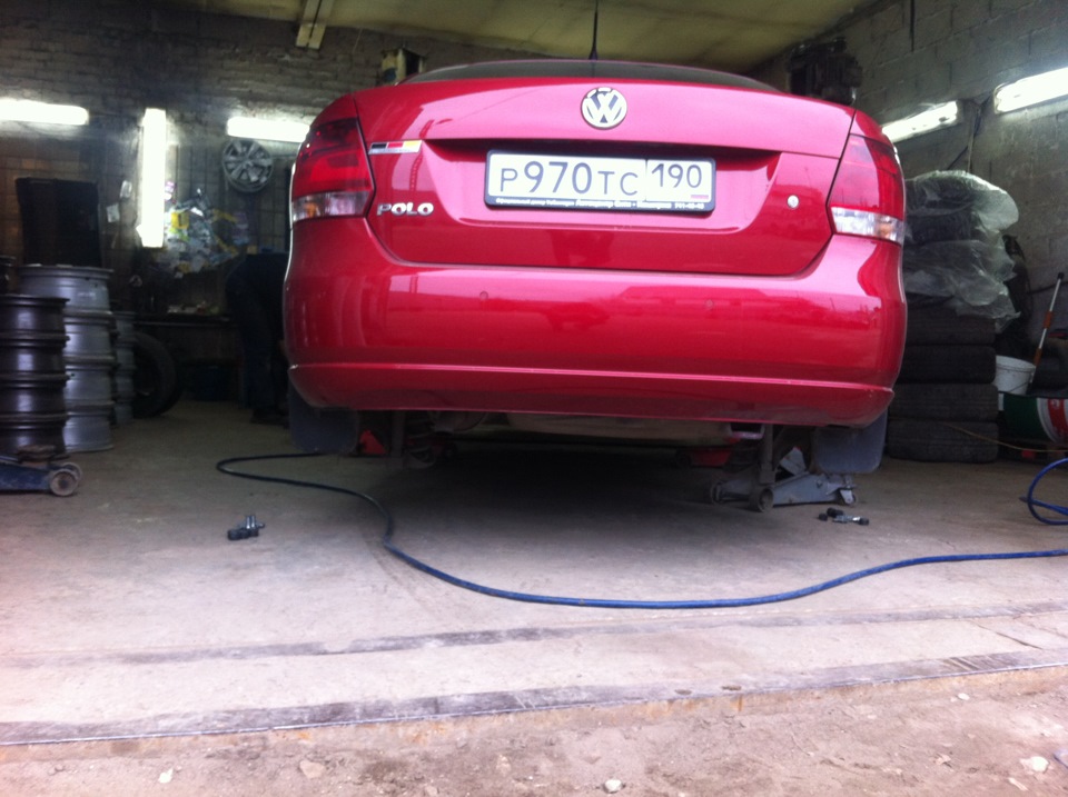 И вот "долгожданный" шиномонтаж — Volkswagen Polo Sedan, 1,6 л, 2012 ...