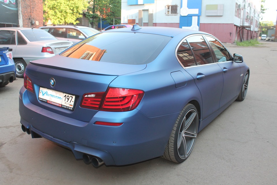 Bmw m5 f10 в золотой пленке. Bmw f10 vinyl. Bmw m5 f10 синяя. Bmw f30 серый сатин. Bmw m3 f10.